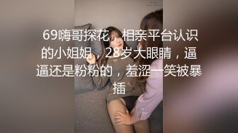  猥琐小哥迷翻漂亮的小女友找来朋友一起来玩3P