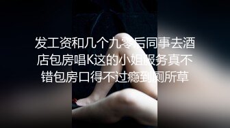 【新片速遞】 真实夫妻居家玩弄媳妇的逼逼给狼友看，掰开小穴展示无套插入媳妇的逼逼漏出骚奶子爆草抽插，嫂子差点露脸了