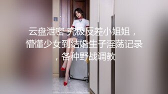 九月新流出国内厕拍大神潜入步行街仿古红木女厕偷拍汉服美眉在徘徊找啥东西