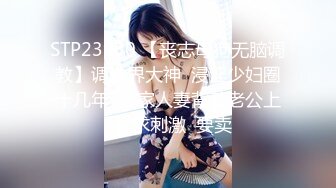 带眼镜的斯文浪女给大哥深喉口交，吸吮着大哥手指自己掰着骚逼给大哥抽插，让大哥射在小嘴里模样好骚啊