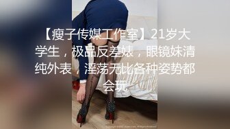 ??洁白婚纱 好神圣??穿着婚纱迎接第二个男人的抽插:绿帽老公:含住就不叫啦 穿着婚纱做这种事,感觉不一样