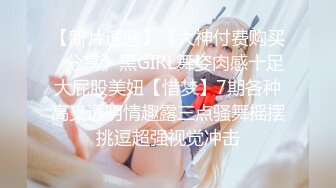 颜值不错红唇妹子和炮友啪啪，舔奶扣逼毛毛浓密特写抽插后入猛操，骑乘插入呻吟非常诱人