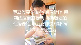 【新片速遞】美女模特被猥琐摄影师按在沙发上狂插 完美露脸