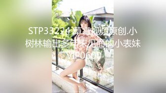 被校霸欺负的男孩锁在柜子里看到美女换衣服 美女奶子圆润挺拔