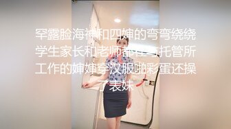 公园女厕偷窥热裤少妇的黑鲍鱼黑逼缝张着大口