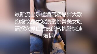 性感美女穿着睡衣吃泡面不小心走光露点