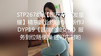 两个性感白衣妹子玩得不亦乐乎