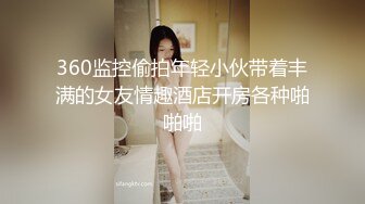 勾搭上兒子的小學語文老師,邊用手機給學生上網課,邊幹她,幾次不小心失聲差點呻吟出來