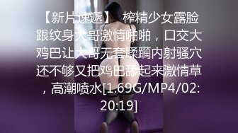 【新片速遞】D罩杯顶级坚挺美乳 ，极度骚女大尺度自慰 ，假屌爆插多毛骚穴 ，高潮大量喷水 ，垫子湿了一片 ，换跳蛋简直喷泉