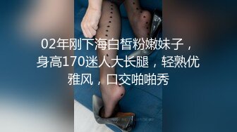 -一群身穿校服年轻学生妹户外小解 比赛看谁尿的远