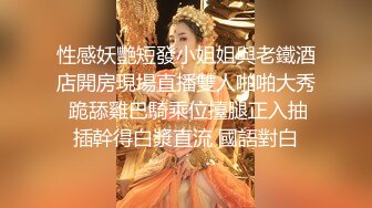 理發店沙發上坐等女伴氣質美女,微張的白皙美腿不慎露出私處,甜美聲音更是聽醉了