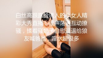 巨乳宝妈出门逛街，乳房的奶水涨疼了，赶紧躲进厕所释放，哎呦这喷的，幸好及时啊，照这喷量衣服都得湿透！