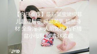 商场女厕全景偷拍蓝色毛衣黑色短裤妹妹嘘嘘完兴高采烈的癫跑起来