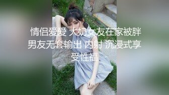 美女下面我不知道这是什么东西，反正是出了很多。