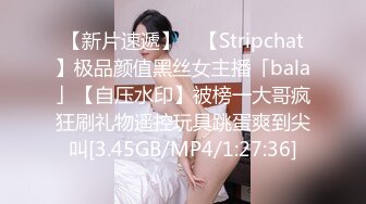 震撼绿帽淫妻❤️极品丝袜淫妻博主『2Tgdt』伺候老婆被各种玩超级贱 银色连衣裙内射 制服肛塞喷精潮吹 (10)