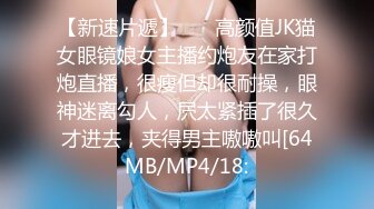  小哥出差晚上去洗脚城放松，没想到进来的妹子太清纯漂亮了，腿也好看，索性帮她按腿试探