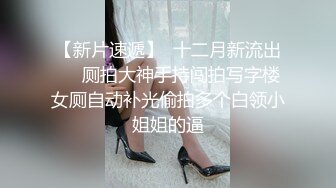 还是上次那只母狗，跪在地上舔三根鸡巴