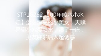  丝袜女仆情趣装颜值不错很嫩小少妇激情3P，伺候两个小哥哥主动上位抽插嘴里还叼着大鸡巴