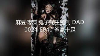  大二学舞蹈贫乳颜值美女诱惑啪啪，性感牛仔短裤对着镜头摆弄，足交特写插嘴穿上黑丝