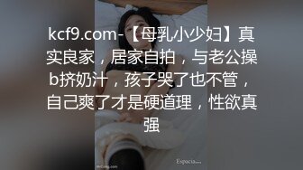 骚表姐理发店内享受小老弟的按摩服务，直接被小老弟把裤子扒下给舔逼，把鸡巴塞进嘴里直接抽插又草逼口爆