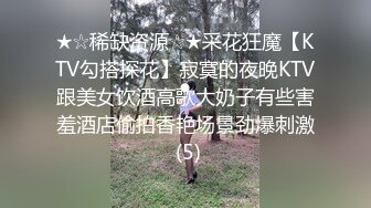 樣子斯文的眼鏡哥花了不少錢買來不少情趣用品和美女玩SM把手銬在床頭玩