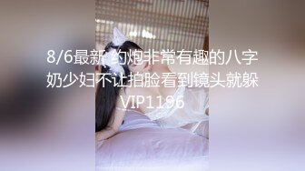 风骚学妹早上起来就开始舔鸡巴伺候小哥哥激情啪啪，全程露脸让小哥舔逼，无套蹭蹭就插进去了，旁边还有指挥