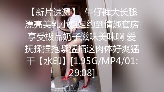 燕姐寻花家里玩个3P，伺候了大哥玩小弟，黑丝诱惑口交大鸡巴舔菊花，让小哥给舔逼塞个跳蛋刺激，主动上位