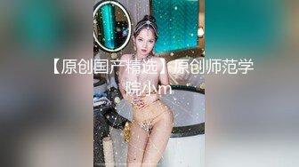  幸福老哥啪啪00后嫩妹子边操旁边还有个妹子舔奶，掀开被子上位骑乘后入抽插童颜大奶