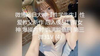  俊男靓女激情3P玩弄风骚小母狗，渣男接了杯尿给骚逼喝真淫荡，一起鸳鸯浴