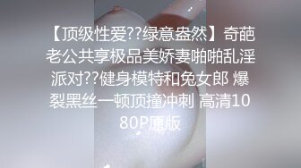 商场女厕偷拍 高跟制服美女尿尿 (1)