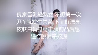 牛逼啊！厕拍玩出了新高度 美女在里面尿尿大神脱光了衣服在隔板外打飞机