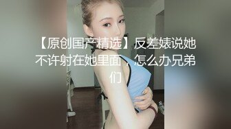 粉衣小美女精致玲珑身材看着很可口，挡不住性奋想抱紧她狠狠蹂躏，奶子翘臀极品压上去啪啪抽送进攻