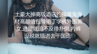  俊男靓女激情3P玩弄风骚小母狗，渣男接了杯尿给骚逼喝真淫荡，一起鸳鸯浴