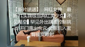 新来的妹子面罩挡不住的风情，镜头前的诱惑表情好骚，伸着性感的舌头要舔狼友鸡巴，自慰逼逼呻吟淫水好多