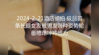 色胆包天坑神潜入某公司女厕独占坑位隔板缝中现场实拍超多小姐姐方便，排前在拍后逼脸同框有好比