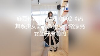 高价福利！微博128万粉，巨乳肥臀女神尤物【芷仪g宝】最新露脸定制，制服小恶魔大黑牛自慰 (1)