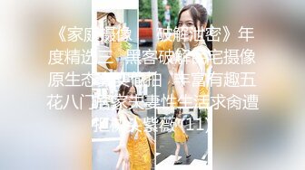 【新片速遞】 步行街服装店老板娘生意不好做,自己都下海了,躲在衣服架後面脱光光紫薇,B水真多