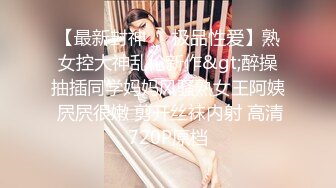  骚妈快乐屋剧情混剪 儿子看鬼片不敢睡觉找妈妈陪 骚妈假装拒绝实则春情荡漾很快就跟儿子搞起来