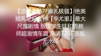 撸鸡推荐，漂亮美女情趣装宾馆3P，一个拍一个干，无毛海鲜形状很正超诱人