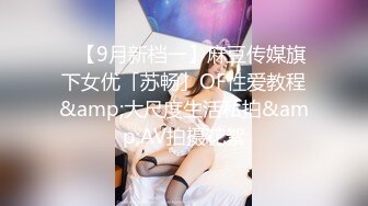 科技园女厕穿搭简洁时尚眼镜美女,深长的腚沟和鲜红无毛穴看射了