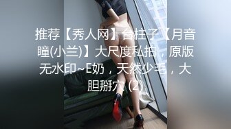 牛仔短裤大奶妹，掰穴手指扣逼特写口交，翘起屁股后入大屁股猛烈撞击