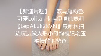 放假趴窗偷窥隔壁家的媳妇洗澡 光着身子晃悠